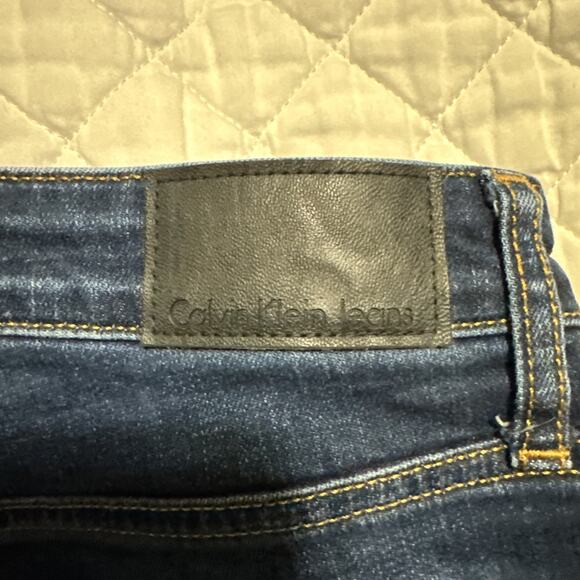 Calvin Klein Jeans Women's Dark Wash Denim Shorts - Size: 28 - Picture 9 of 10